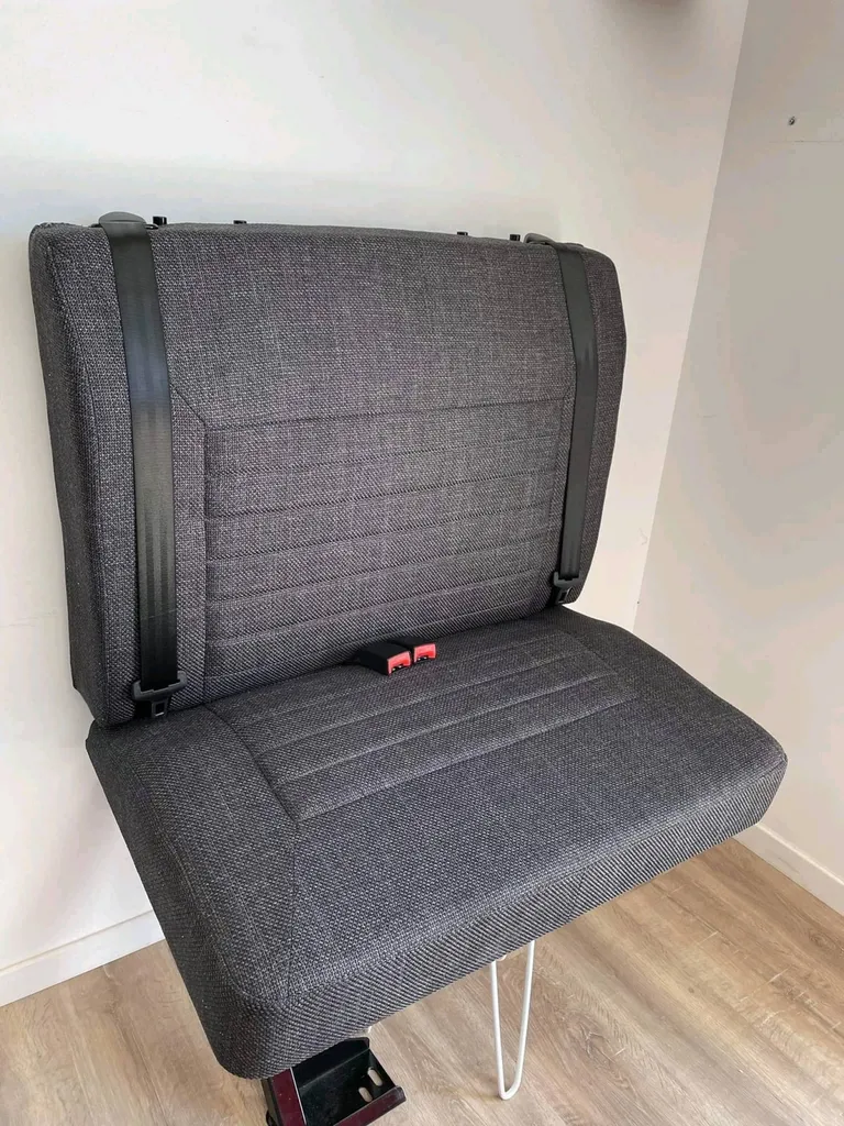 Création et imagination d'une banquette en tissu d'un van  autour de Merignac. 