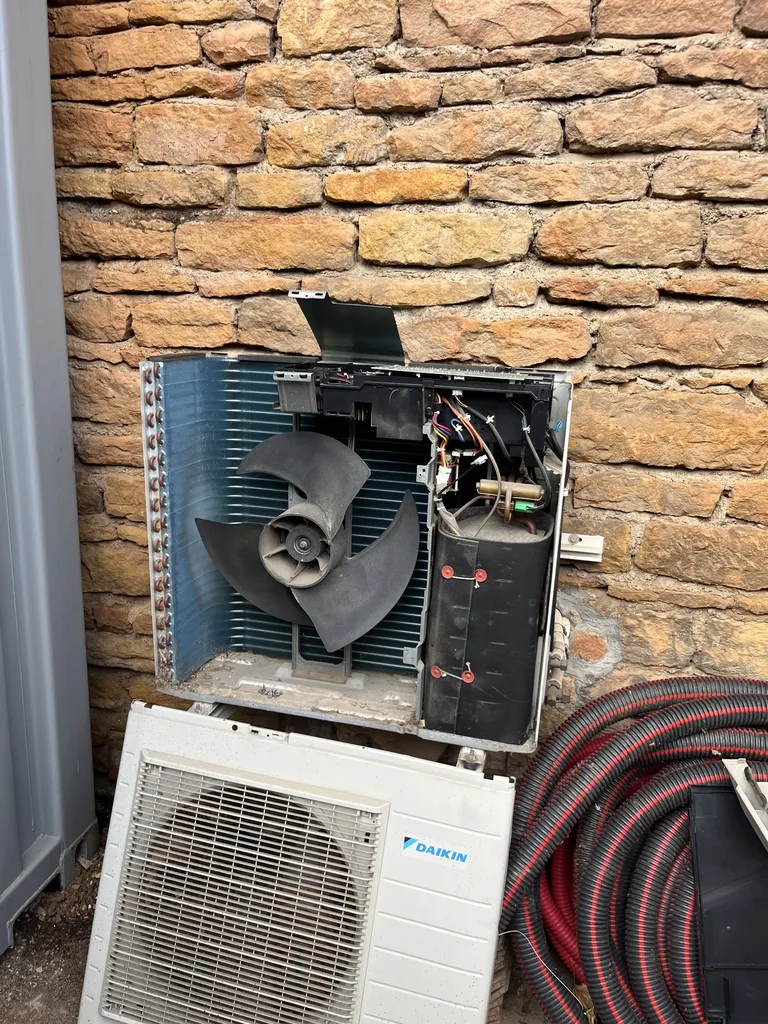 Remplacement de la platine principale sur un groupe Daikin unité extérieure monosplit de 2005 à Mâcon en Saône-et-Loire