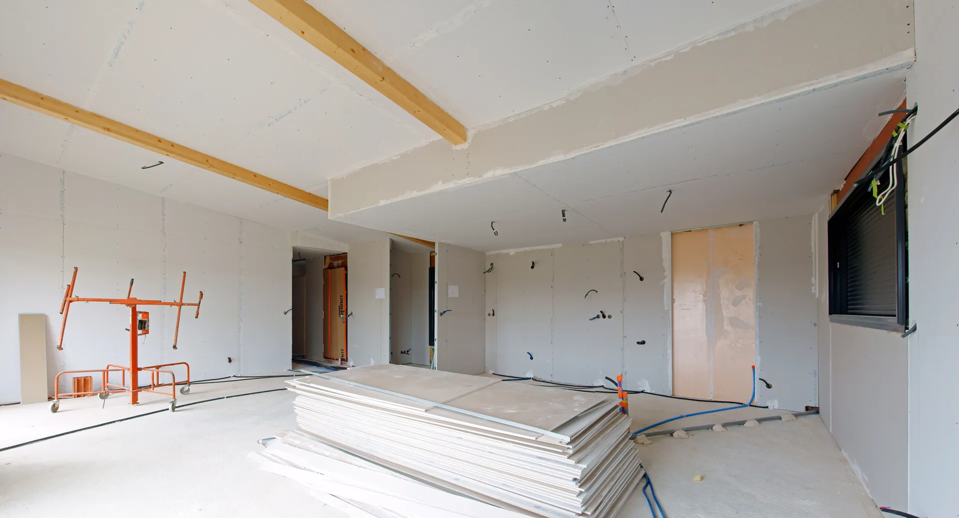 Pose de placo sur mur humide à Tours 37 en Indre-et-Loire : quels matériaux utiliser pour éviter la moisissure