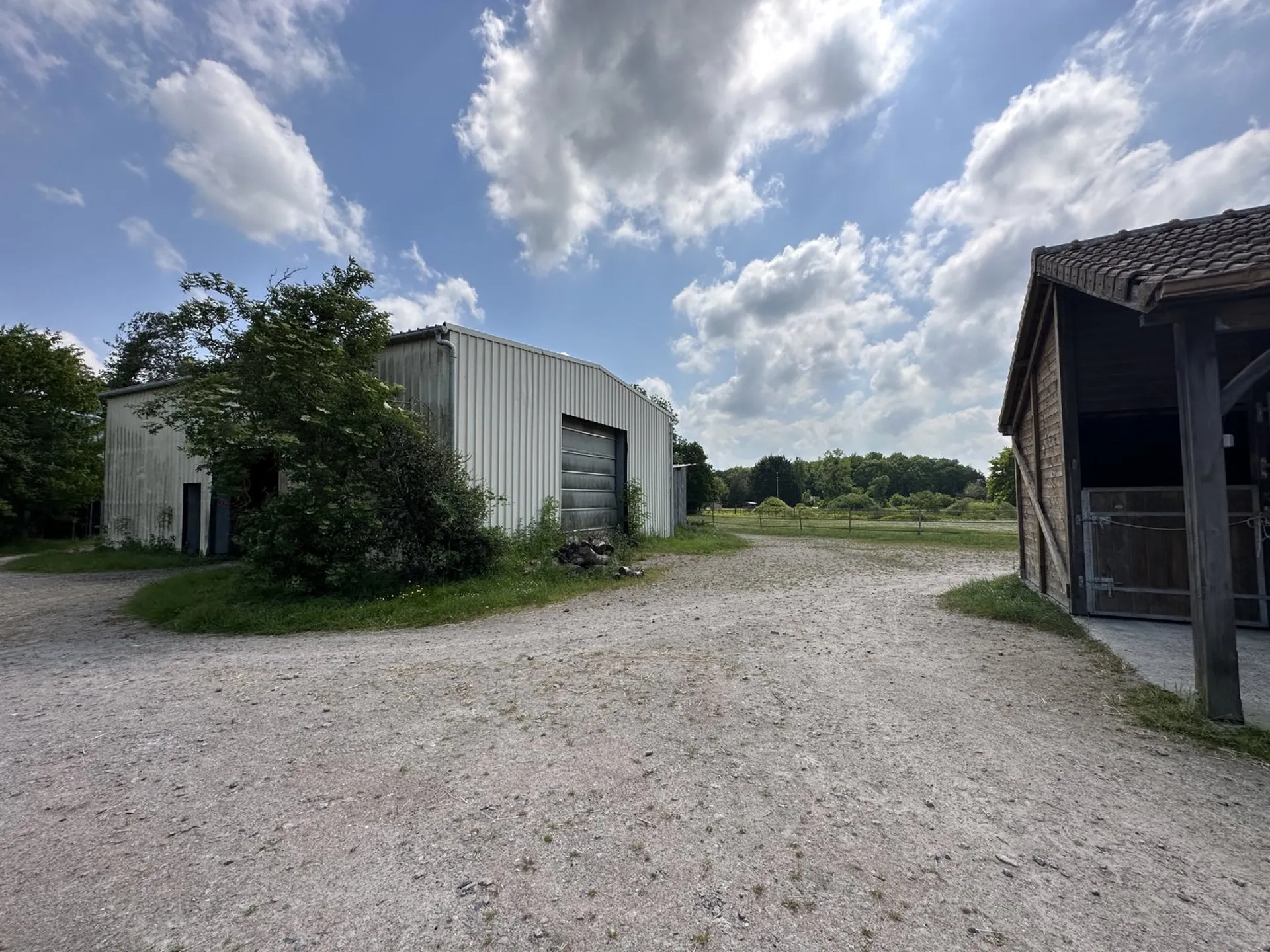 Centre équestre au coeur de la Normandie avec 20 boxes et une habitation de 150m² sur environ 6 hectares de terrain, 76.
