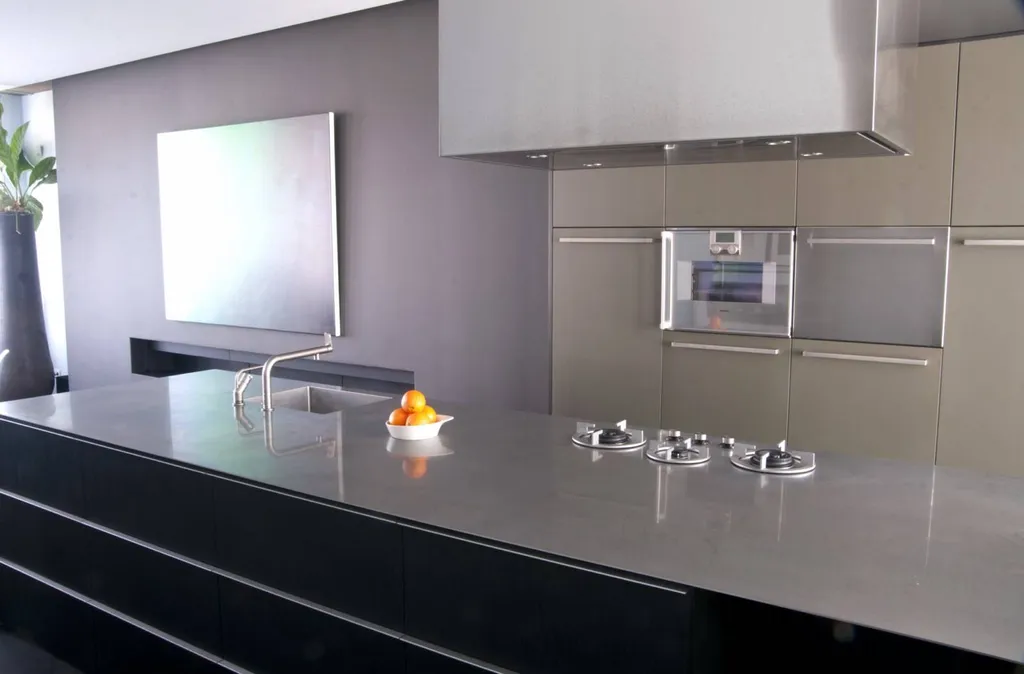 Plan de travail brossé-vibré avec hotte sur mesure Versailles