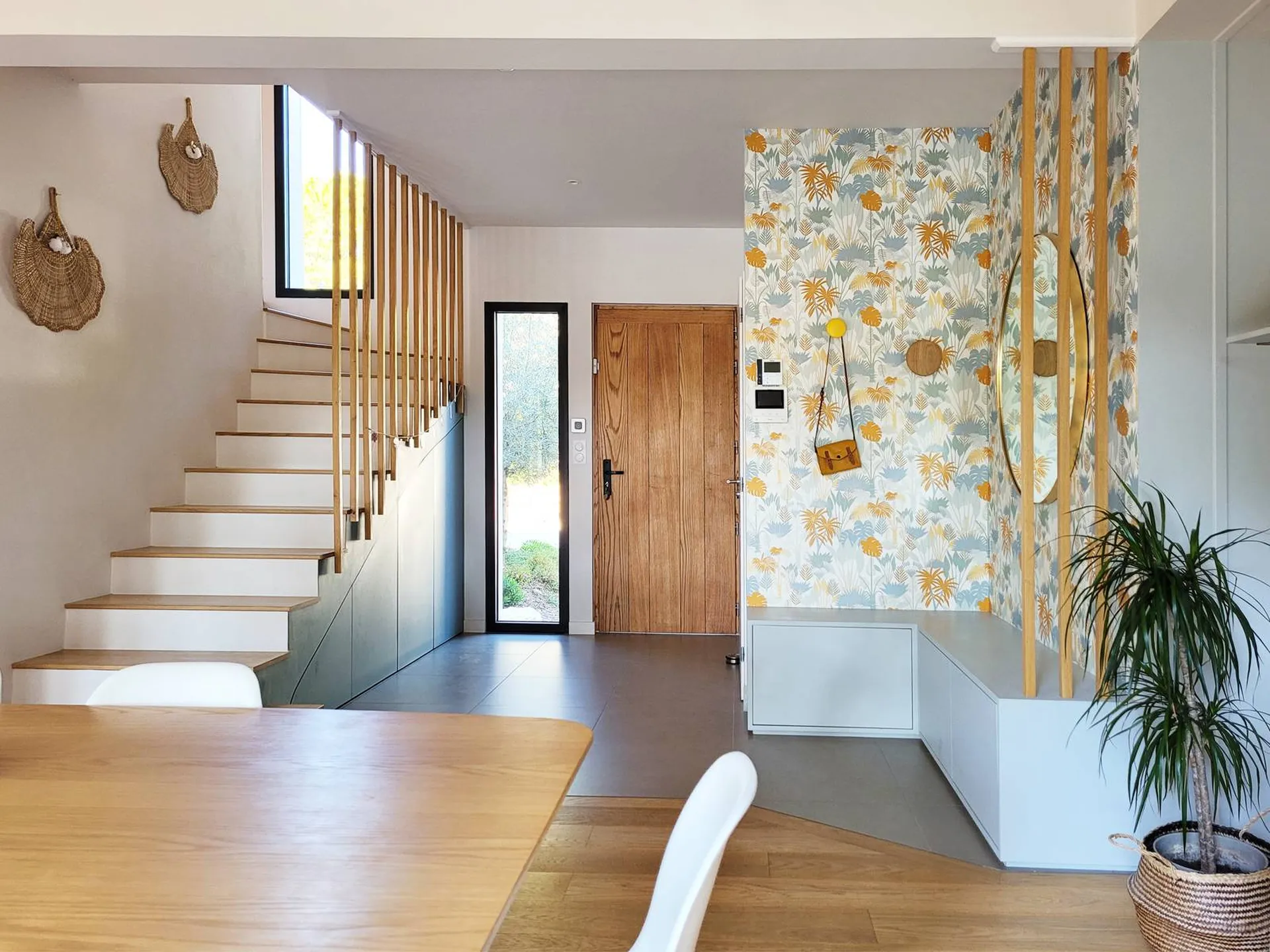 Une entrée de maison individuelle personnalisé par nos architecte  