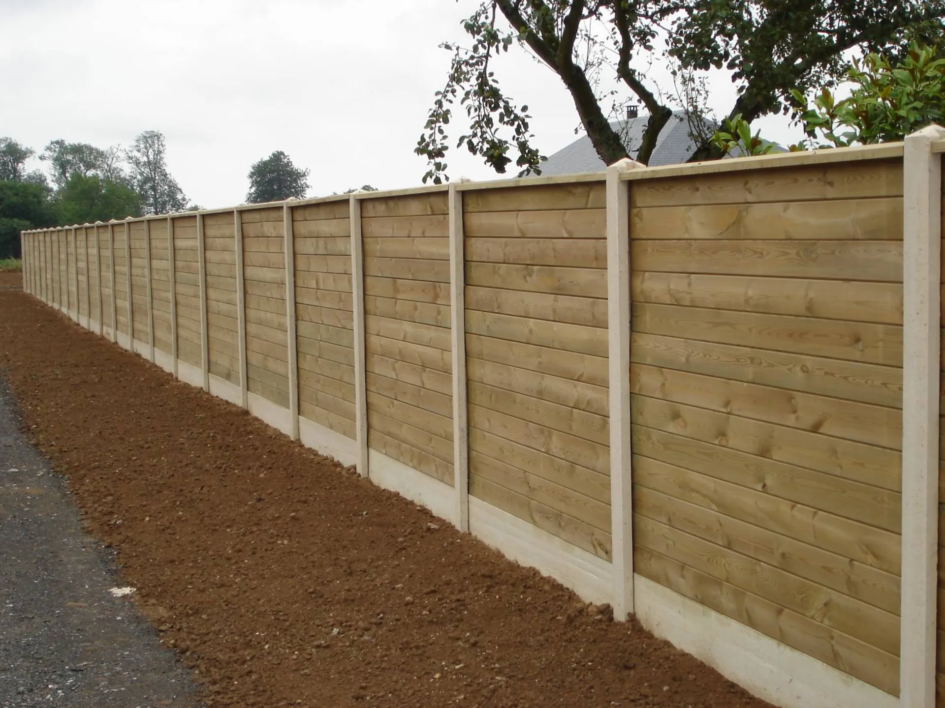 création d'un mur en béton et planches en bois en Normandie 