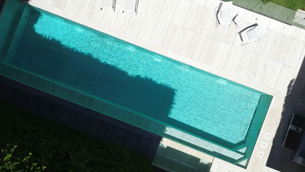 Algues rouges piscine : comment éliminer les algues rouges