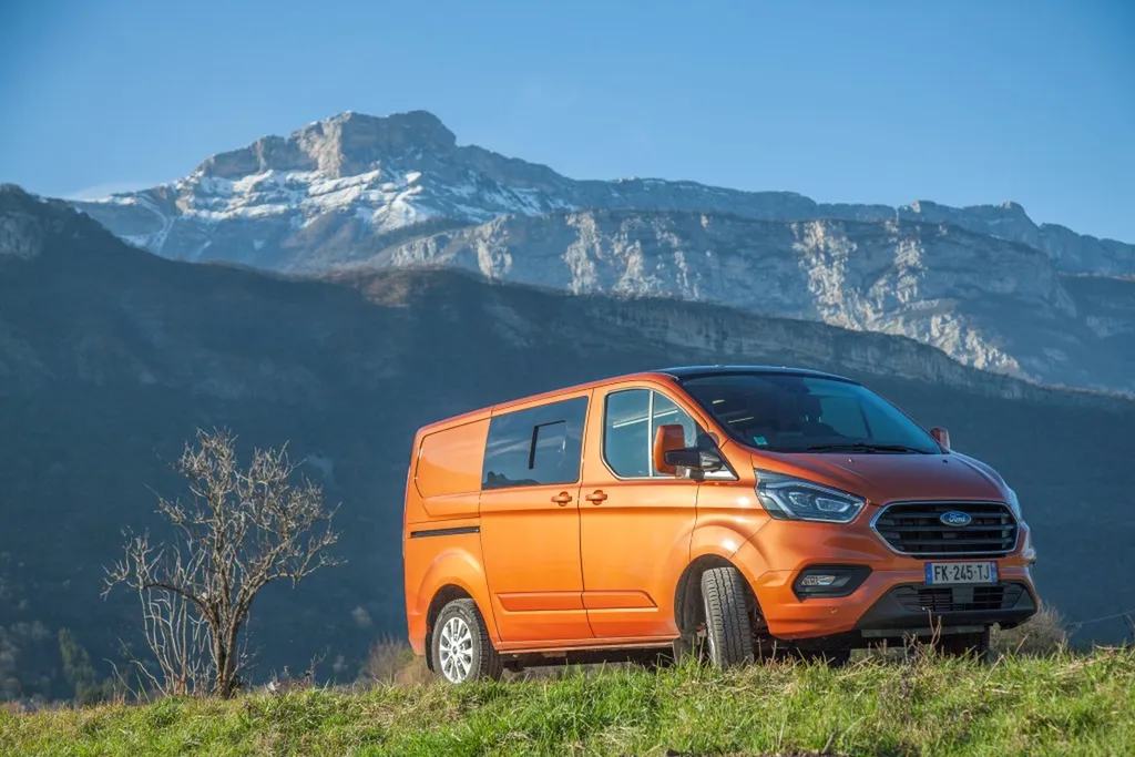 Pose de Banquette homologuée sur-mesure Ford Transit Custom L2H1 Long avec socle bois et transformation lit double posée à Annecy en Haute-Savoie