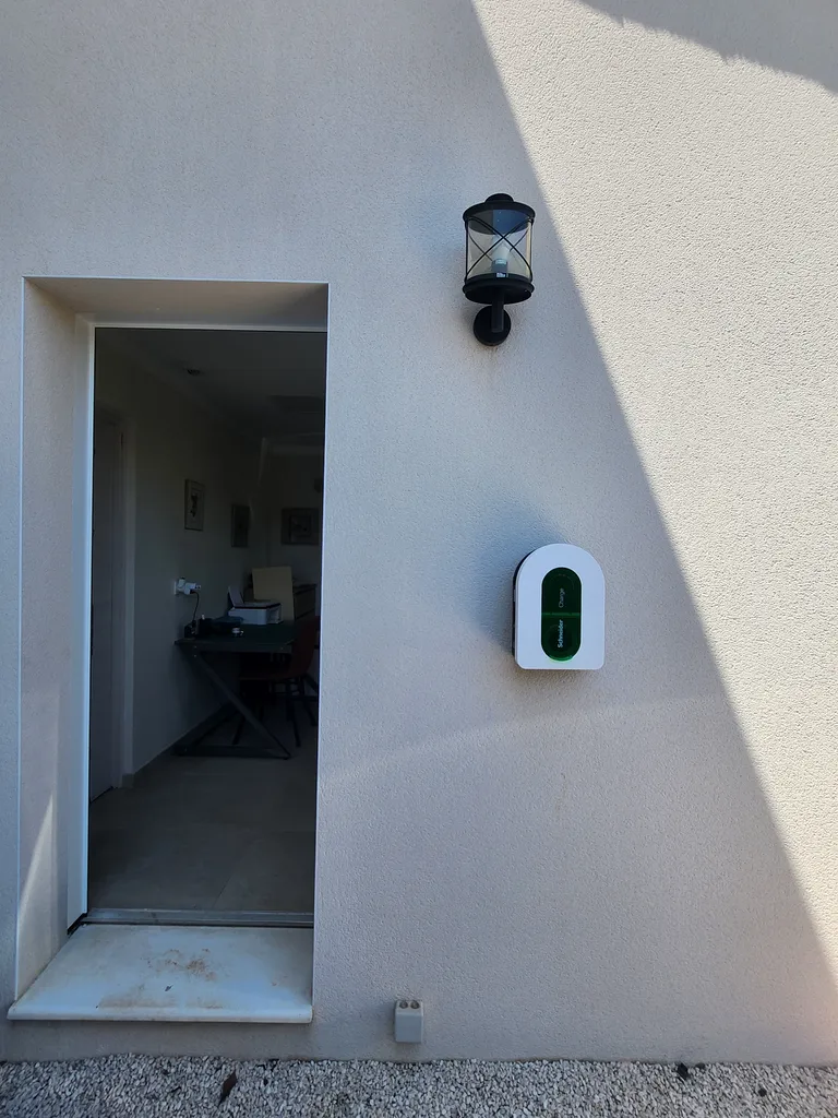Installation d'une borne de recharge Schneider à Lorgues par ClimElec+