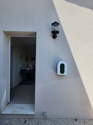Installation d'une borne de recharge Schneider à Lorgues par ClimElec+