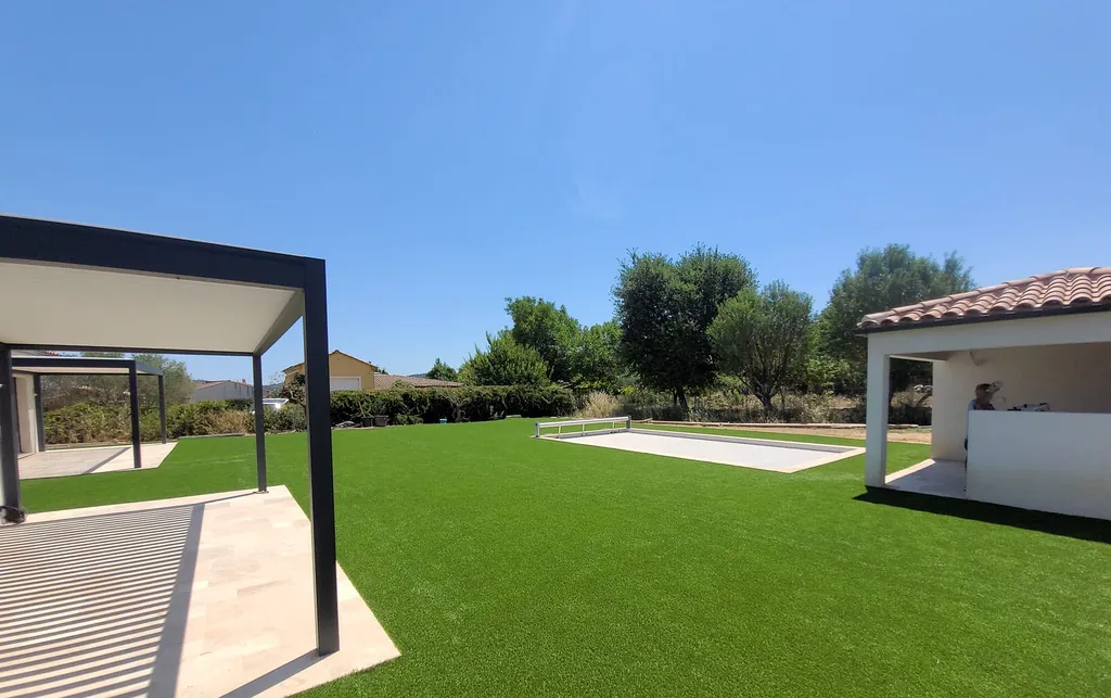 Pose de gazon synthétique pour contour piscine aux Issambres et vers Cavalaire-sur-Mer