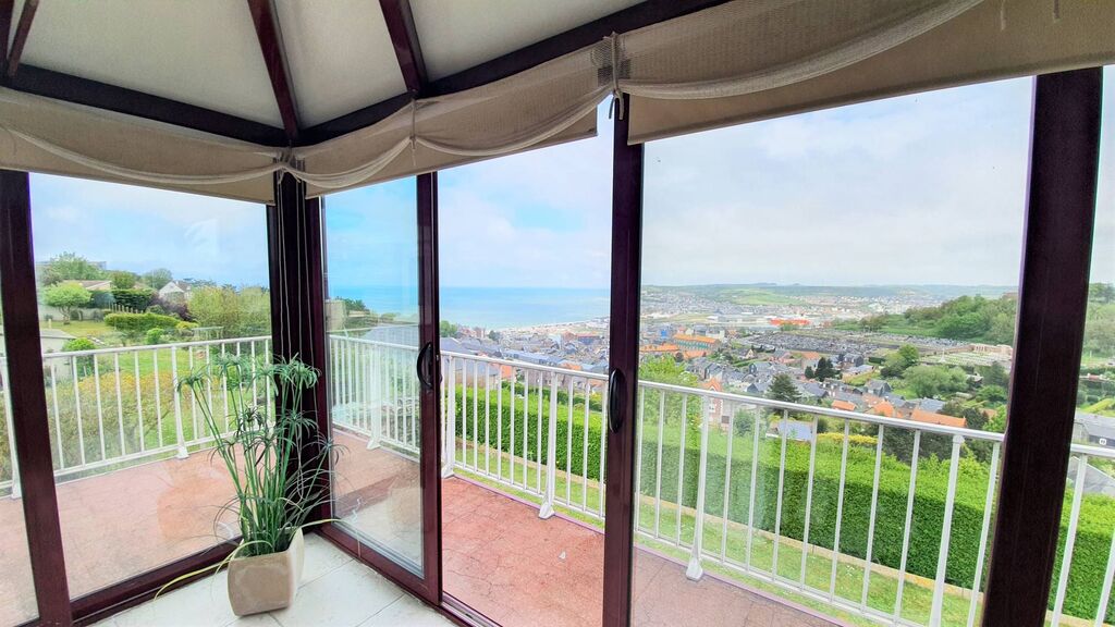 A vendre Villa avec vue magnifique sur la mer, 4 chambres, située au coeur des 3 villes soeurs ( Le Tréport 76470, Mers-les-Bains 80350 et Eu 76260)
