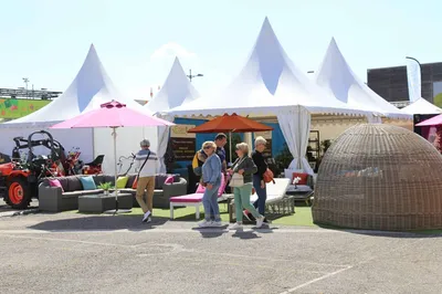 Montage de différentes structures avec plancher à la Foire de Brignoles près de Toulon
