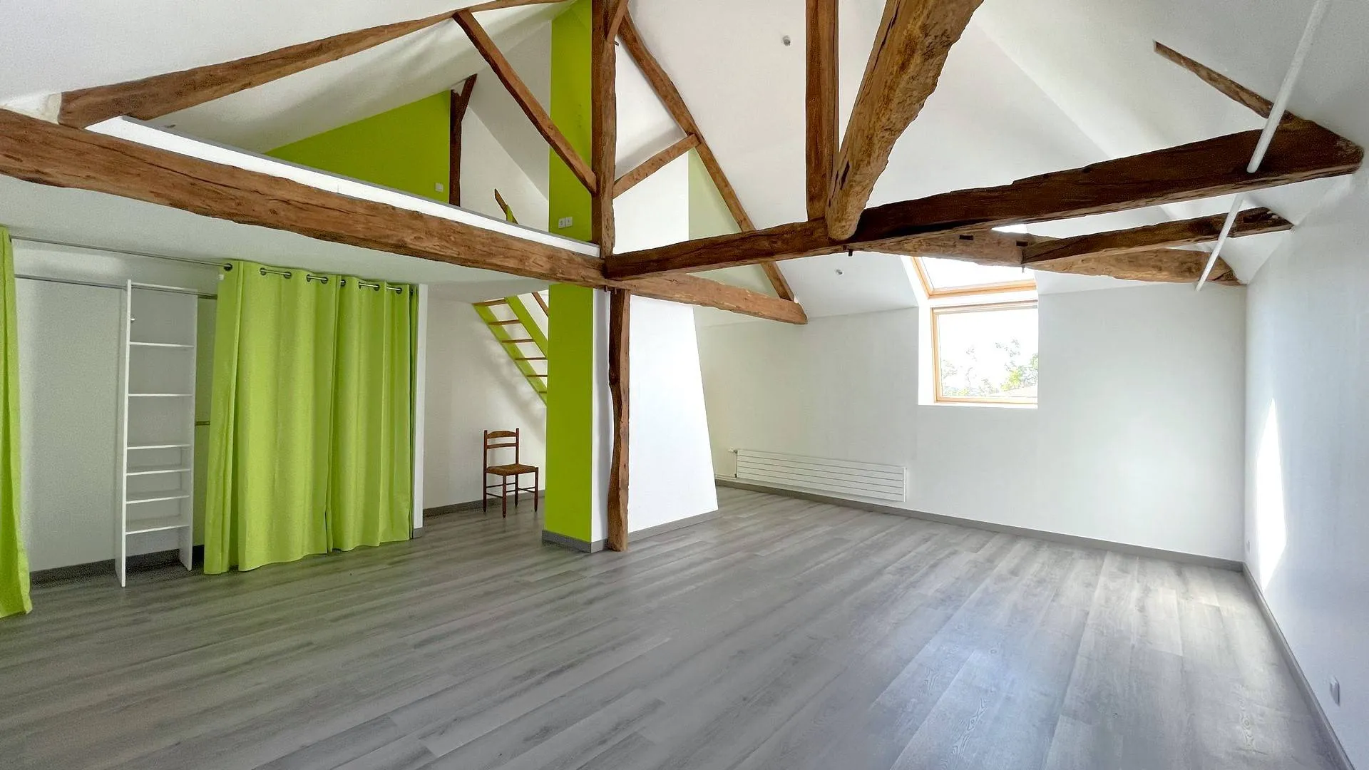 Maison avec terrain à vendre en Normandie : idéalement située, cette maison de maître est proche des commerces et de la gare de Pavilly.