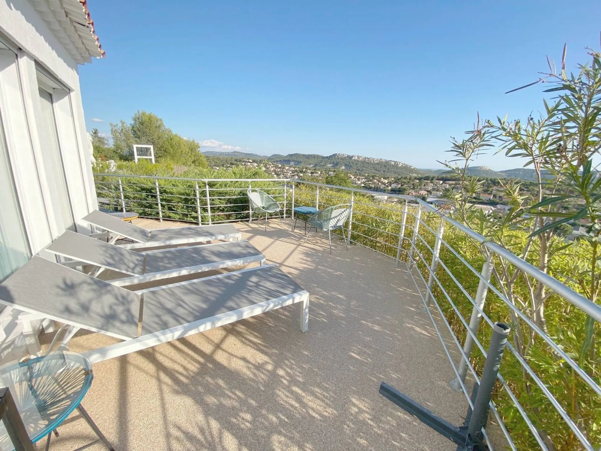 a vendre carnoux maison bien exposée avec vue mer et piscine