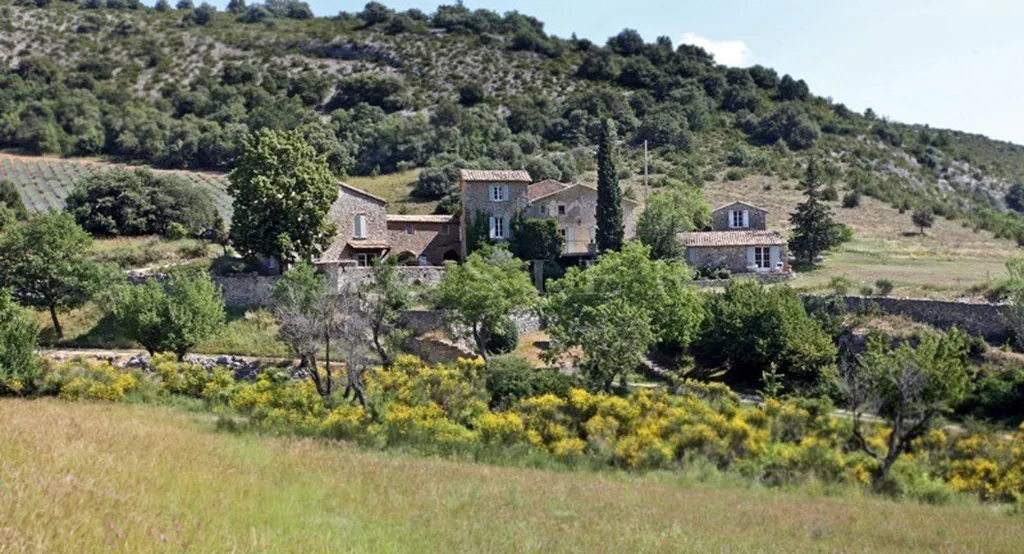 Superbe ensemble de bâtiments au coeur de + de 28 hectares  proche du mont Ventoux  