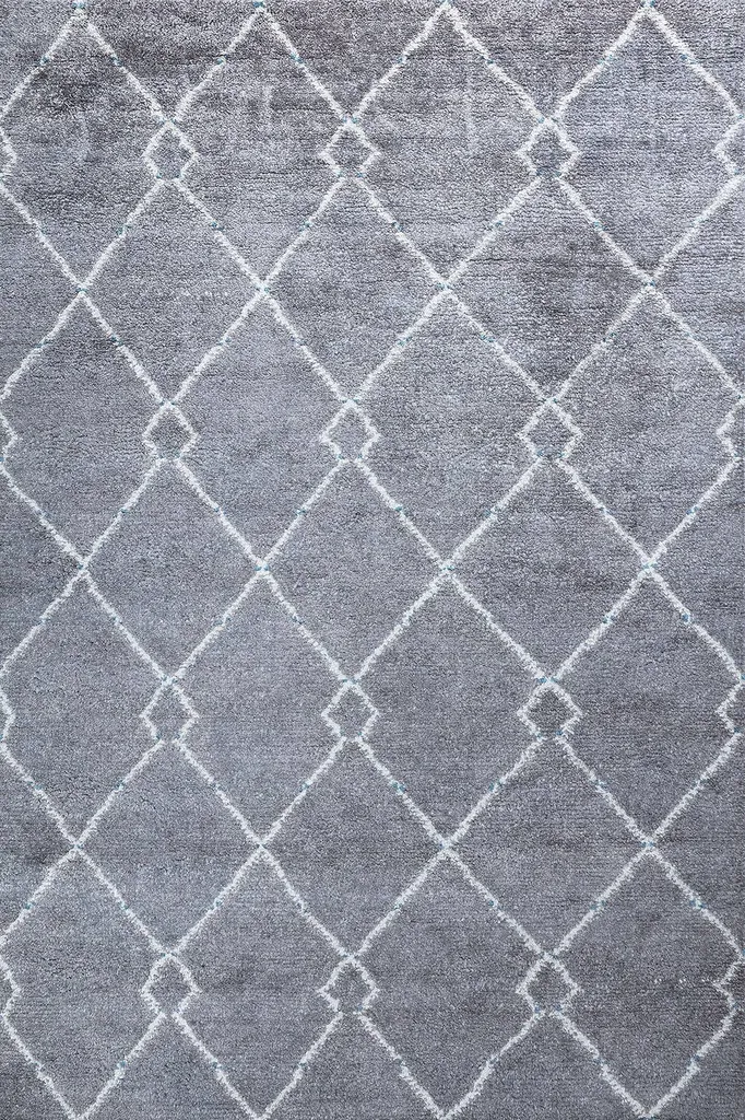 Tapis à motif noué main à Hyères centre ville à proximité du Lavandou