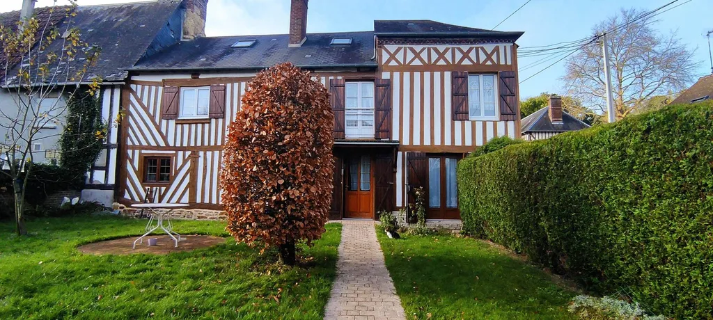 A vendre, à VIMOUTIERS (61120), charmante maison à colombages de 126 m² et son jardin de 125 m² à quelques pas du centre ville.