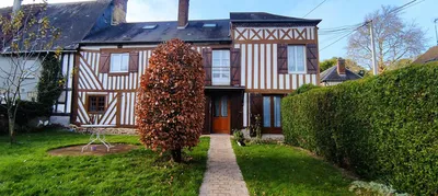 A vendre, à VIMOUTIERS (61120), charmante maison à colombages de 126 m² et son jardin de 125 m² à quelques pas du centre ville.