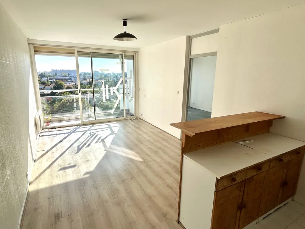 Agréable Appartement T2 dernier étage à rénover Bordeaux Caudéran