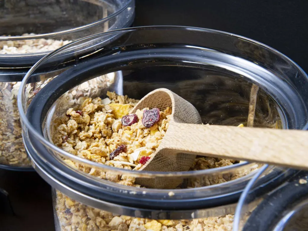 Reportage photographique petit déjeuner céréales avec cuillère bois