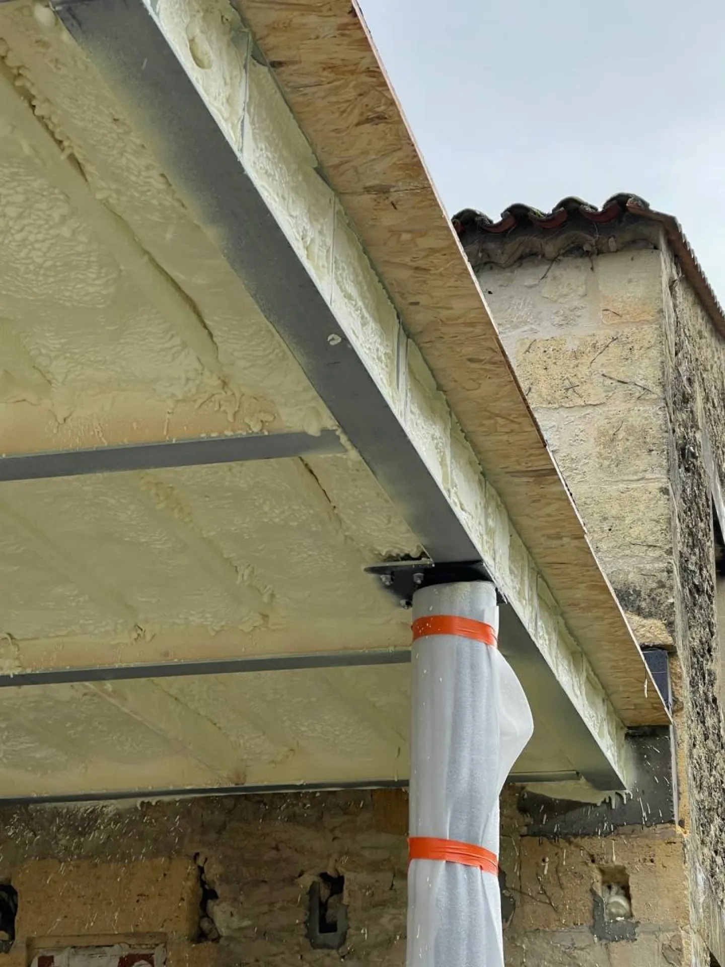 Isolation sous une structure métallique en extérieur à Libourne