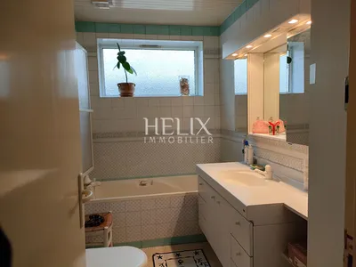 Maison familiale pleine de charme de 195m2 à rafraichir sur un beau terrain de 750m2 à 15mn à pieds de la gare de Maisons Laffitte comprenant un double séjour avec cheminée et 5 chambres.