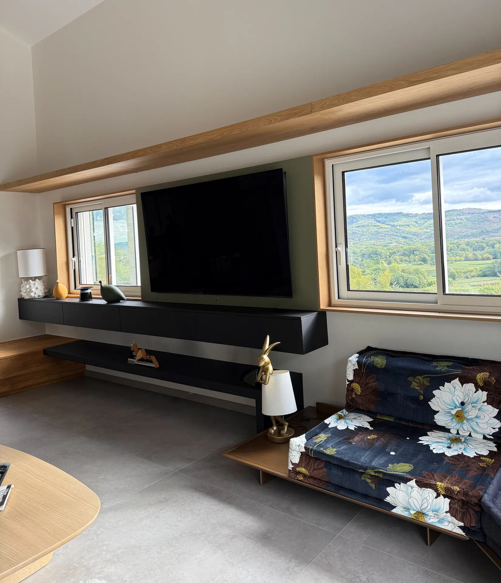 Meuble télé sur mesure en bois et rangements intégrés pour un intérieur contemporain vers Ruoms en Ardèche