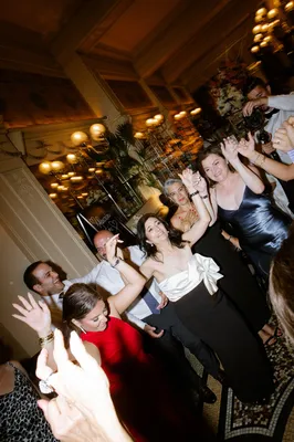 Mariage d'un couple New-Yorkais dans un bistrot typiquement français à Paris dans une ambiance festive et romantique