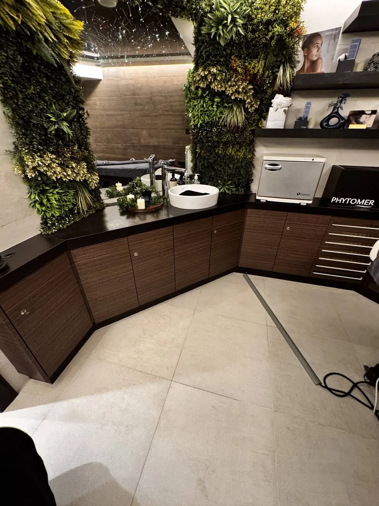 Rénovation de mobilier avec un covering adhésif effet bois pour un hôtel à Strasbourg dans le Grand Est
