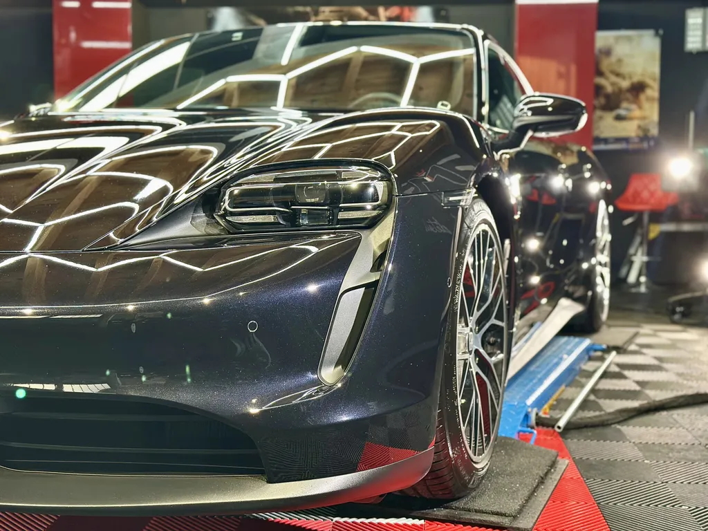 detailing lyon spécialiste Porsche Taycan
