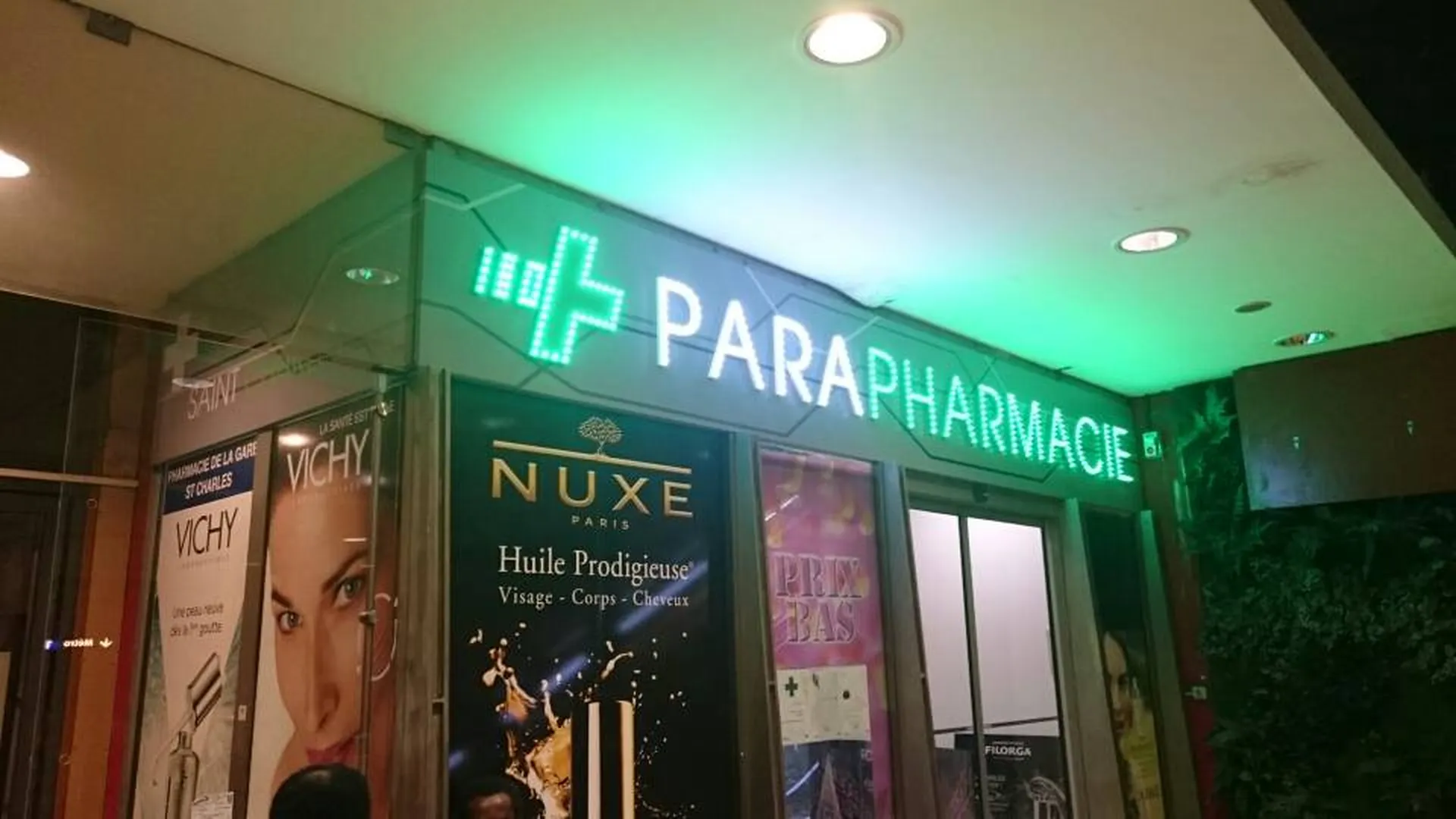 Fabrication et installation d'une enseigne lumineuse pour la Pharmacie Saint Charles à Marseille