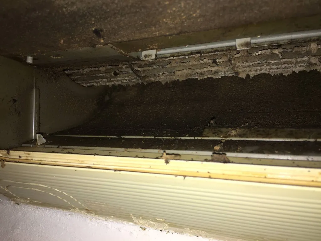 Turbine DAIKIN encrassée par de la moisissure à Aix-en-Provence avant l'entretien