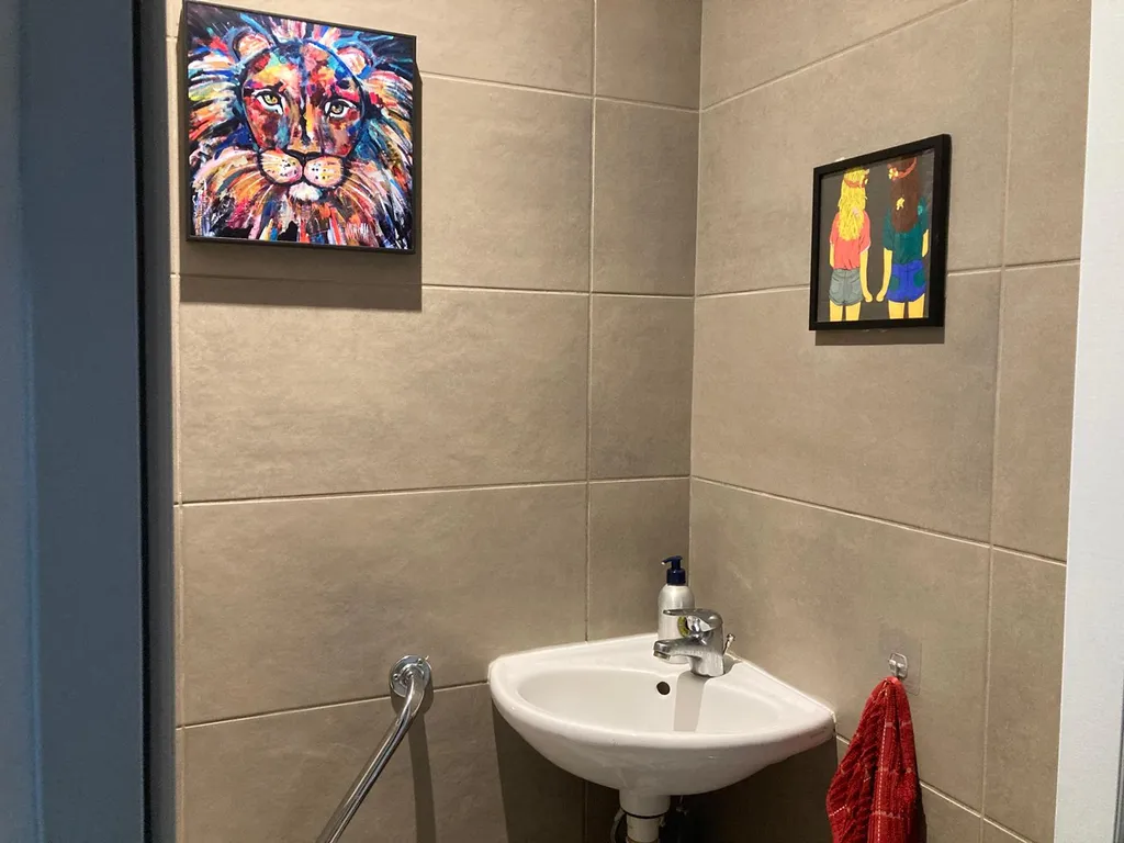 Lave-mains intégré dans la salle de bain pour un aménagement fonctionnel