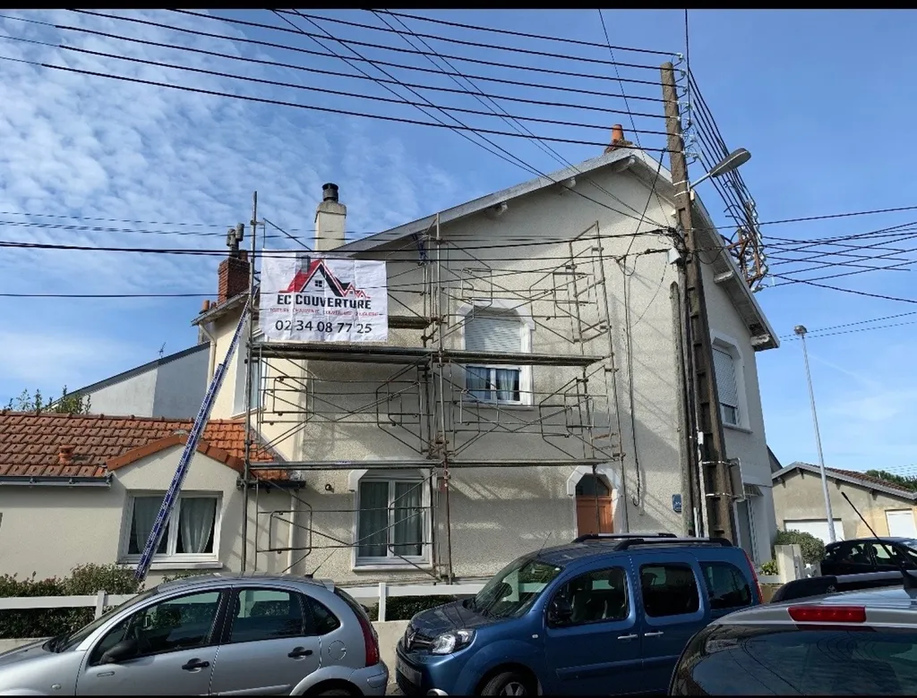 Nettoyage curatif anti mousse d’une toiture et application d’une résine hydrofuge coloré à Nantes 