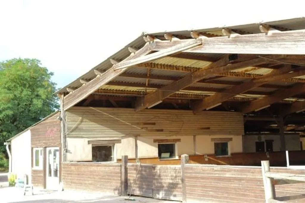 A vendre propriété équestre édifiée sur un terrain de 80 000 m² sur la commune de LES BAUX DE BRETEUIL 27160