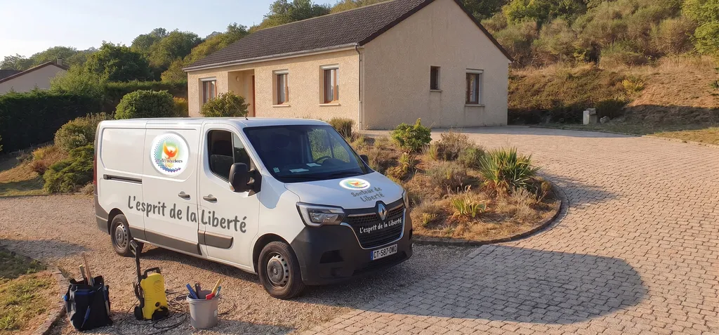 Nettoyage d'une allée carrossable à Roanne : désherbage manuel et nettoyage haute pression au karscher d'une allée en pavés de 150m2