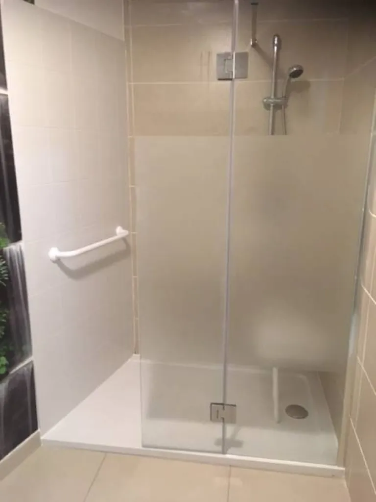 Pose de douche sénior sécurisée à Issy les Moulineaux dans les Hauts de Seine (92) IdF