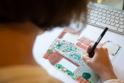 Julie Villaume, architecte paysager, collaborant avec Carré Vert pour des aménagements extérieurs innovants et harmonieux dans les Alpilles.