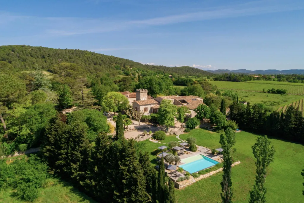 Piscine avec plage immergée et îlots privés pour gîtes de charme près de Sommières dans le Gard