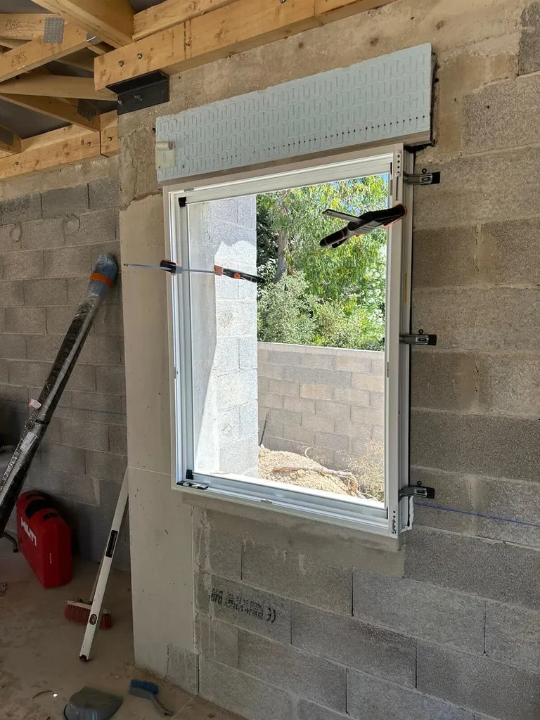 Pose de Fenêtres en applique de menuiseries en ALU Blanc 