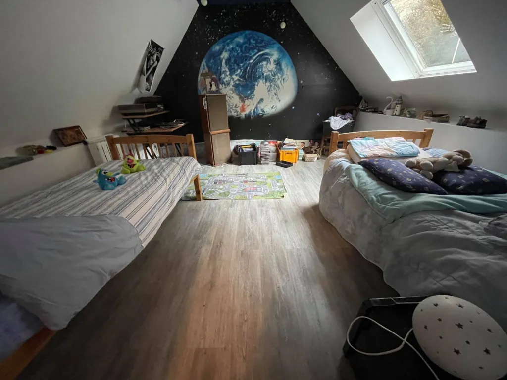 Un palier donnant accès sur deux chambres spacieuses