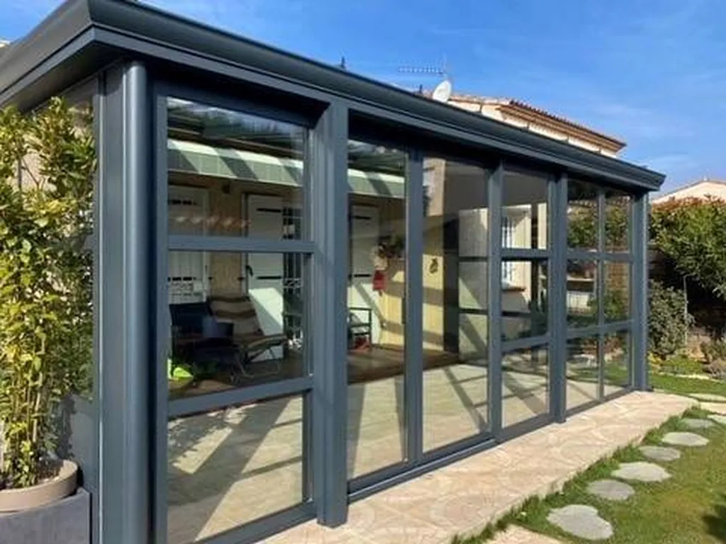 Profitez du soleil bien à l'abri dans votre véranda lumineuse et confortable !