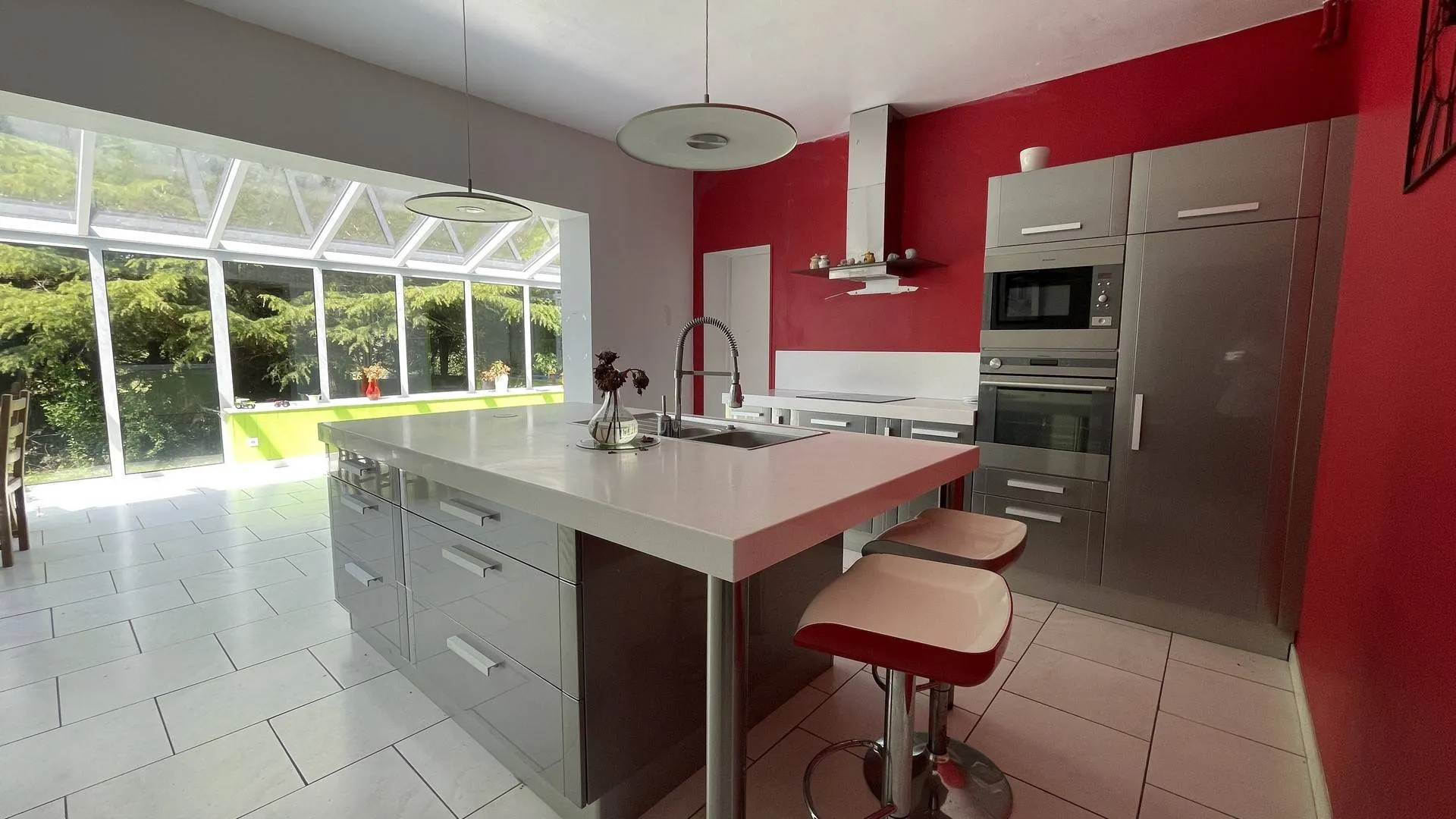 3. Vente de propriété en Normandie : maison avec deux séjours, deux chambres et une salle de bains au rez-de-chaussée, proposée par Terres et Demeures de Normandie.