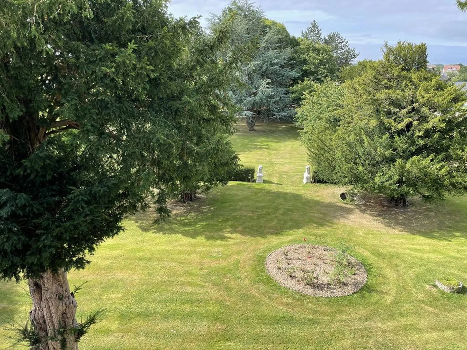 CHATEAU du 19ème sur 1ha, à proximité de la mer en baie de Somme, entre les falaises de craie et les plages de sable.