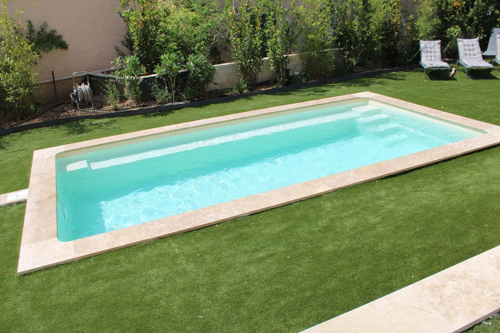 piscine angelite avec banquette en composite fibres de verre dans le Var