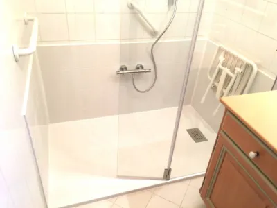 Remplacement baignoire par douche senior sécurisée Gardanne Bouches du Rhône (13)