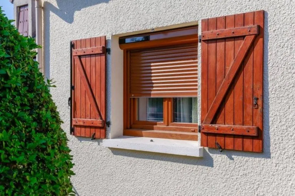 Les volets roulants solaires en aluminium isolants pour plus de confort