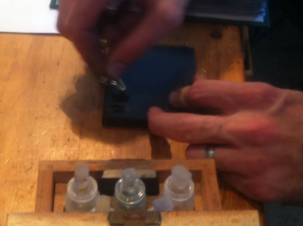 Test a la pierre de touche pour titrage de votre or