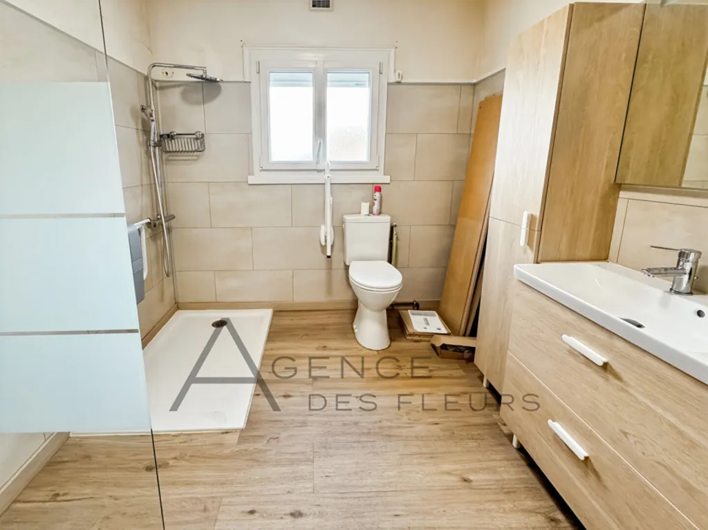 A acheter, pavillon de 1973 sur sous-sol de 104 m² sur un terrain de 910 m² situé à Saint-Pierre-les-Elbeuf 76320