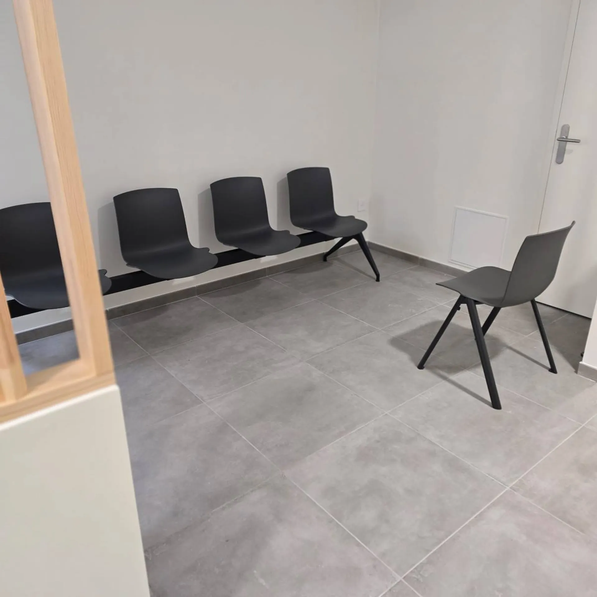 Assises sur poutre salle d'attente-cabinet médicaux-Vans en Ardèche