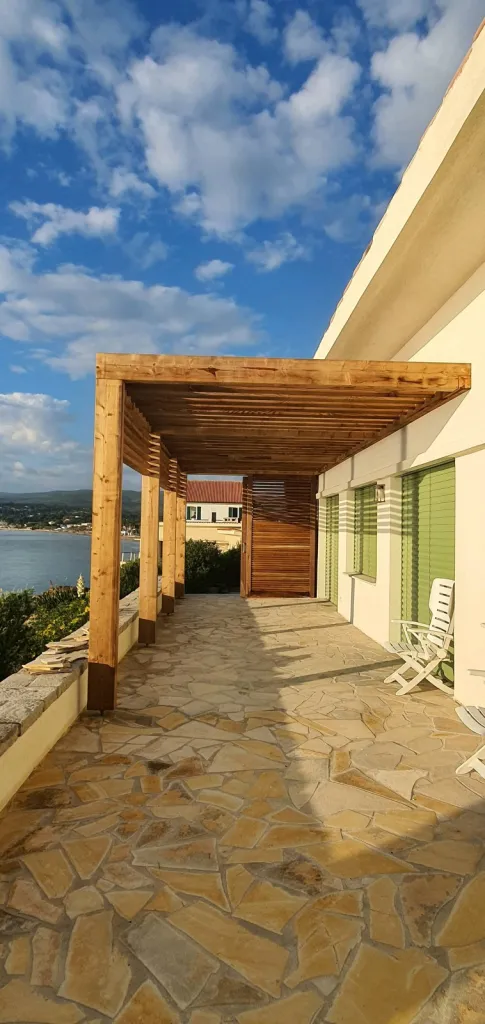 Mise en place de 2 panneaux pour Pare à vent coulissant à Saint Cyr sur mer dans le Var