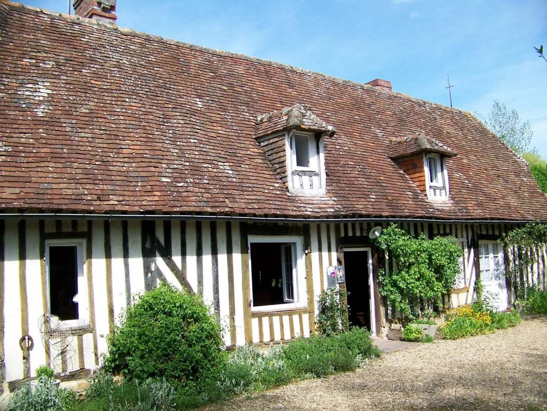 A acquérir maison à colombages avec maisons d’amis proche Lisieux 14100